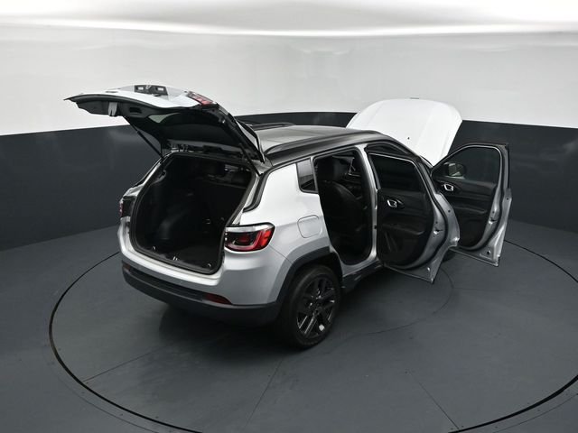 New 2026 Silver Zynith Metallic Clear-Coat Exterior Paint Jeep Limited image 29