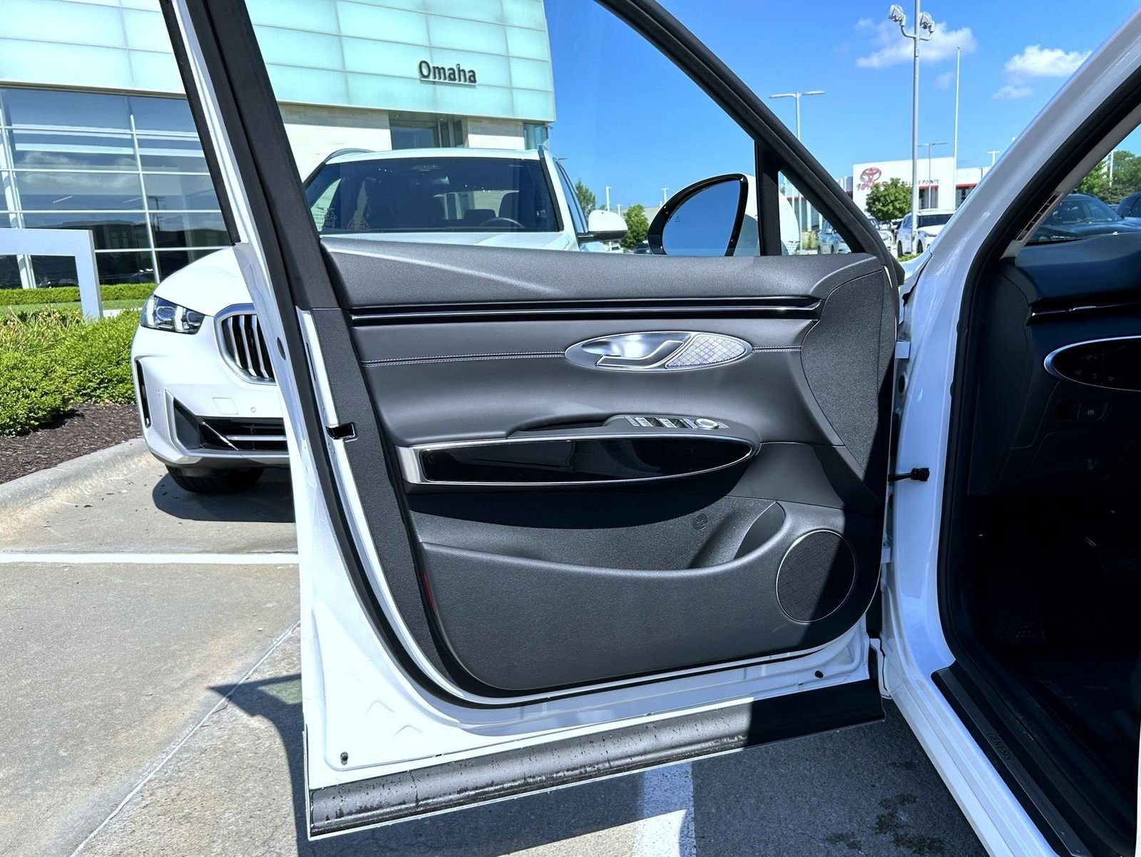New 2026 White Genesis 2.5T image 9
