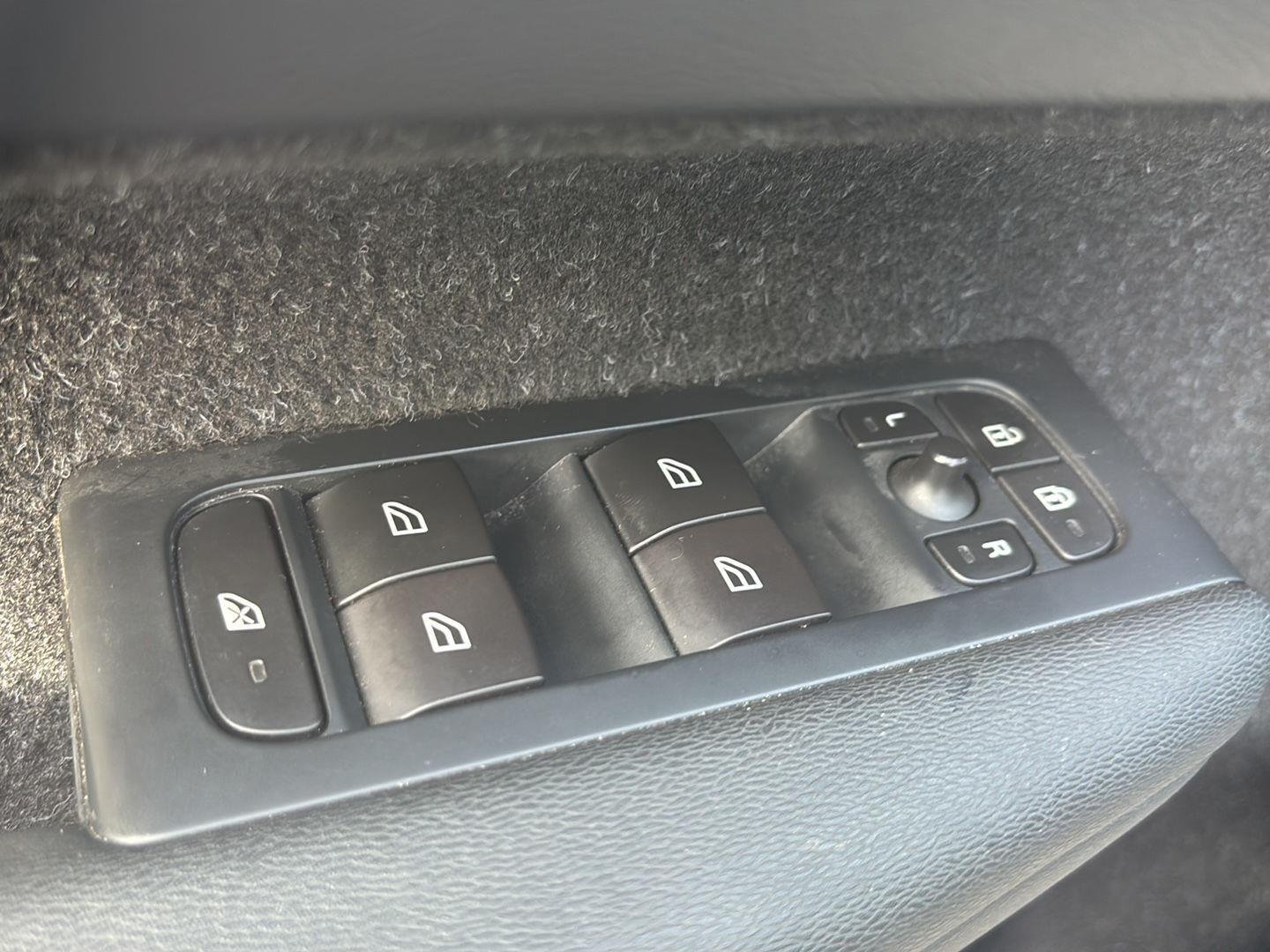 Used 2019 Gy Volvo R-Design image 9