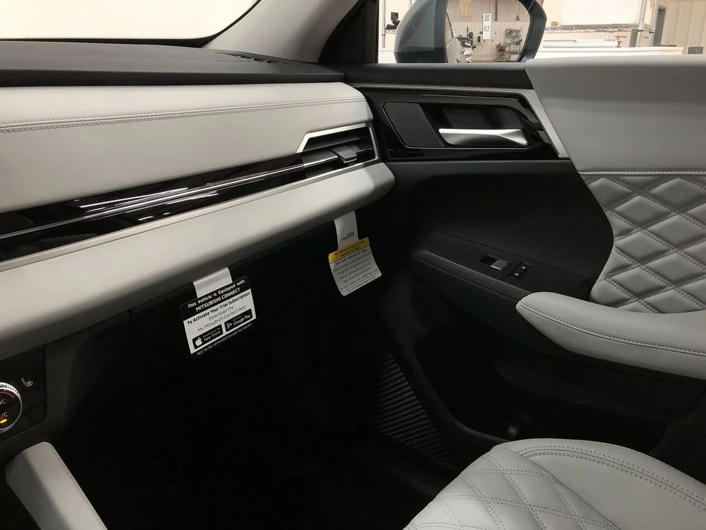 Used 2022 Mercury Gray Metallic Mitsubishi SEL image 34