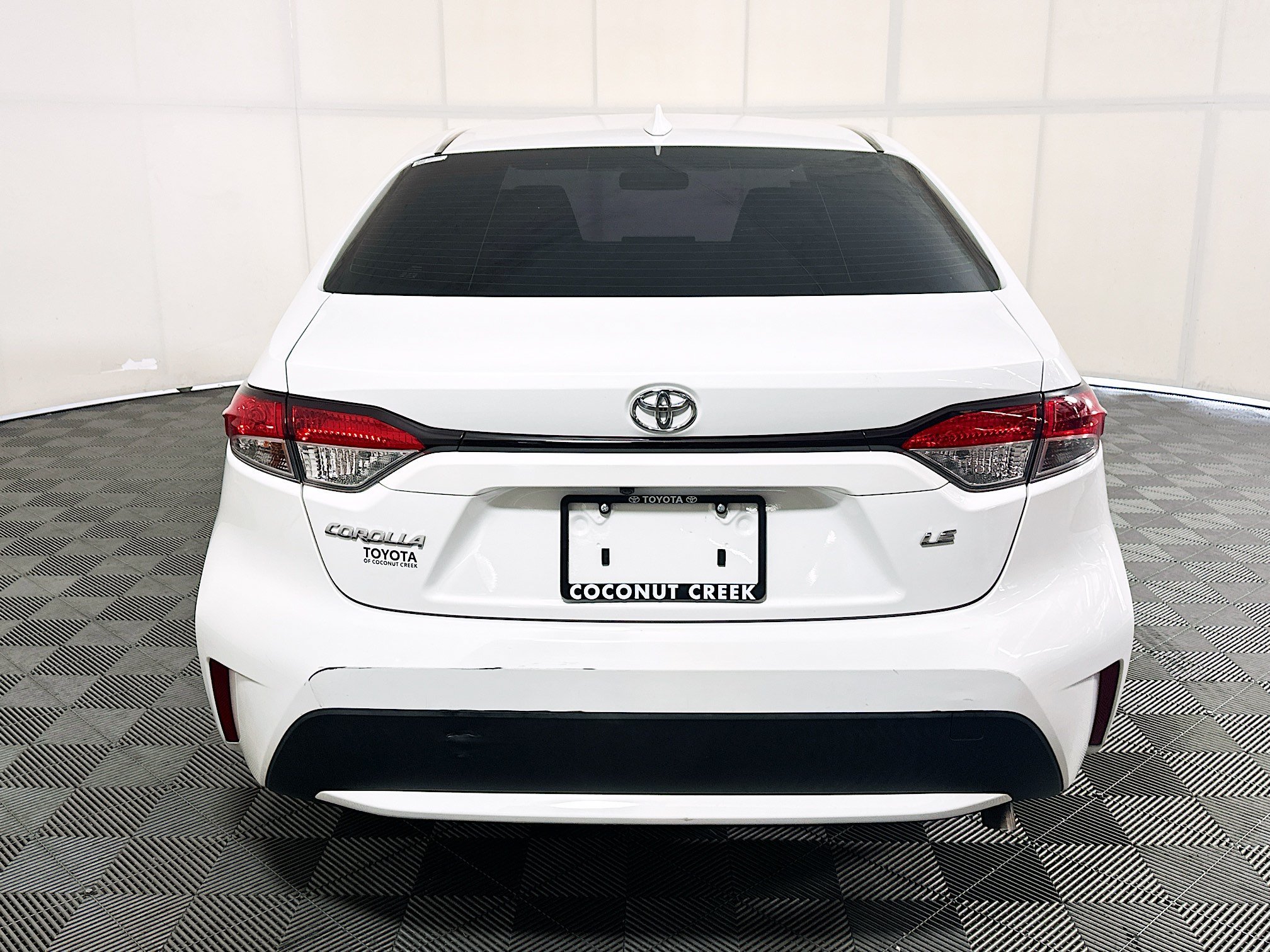 Used 2022 White Toyota LE image 4