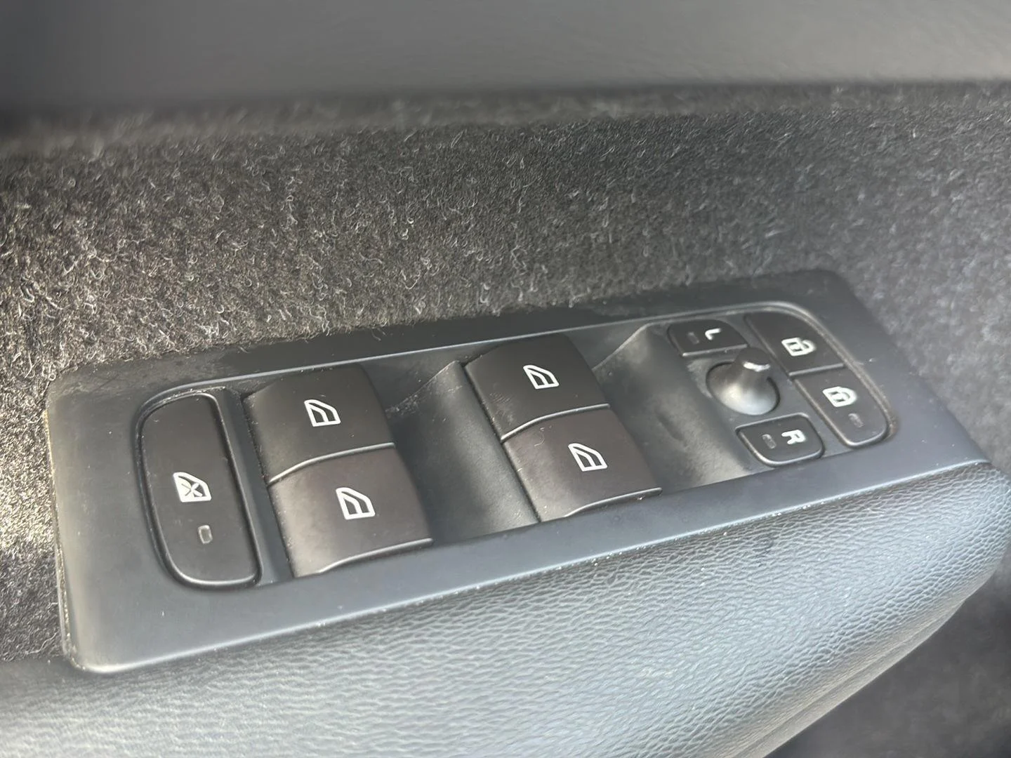 Used 2019 Gy Volvo R-Design image 9