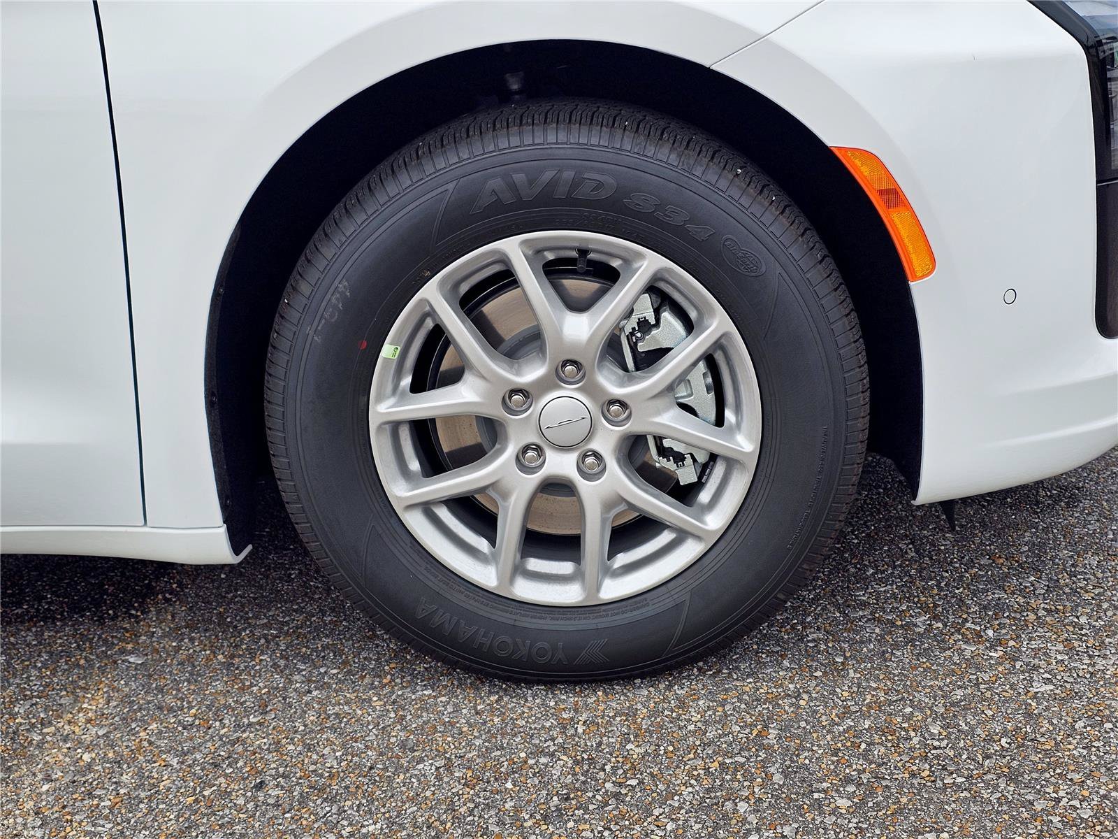 New 2027 Bright White Clearcoat Chrysler Select image 6