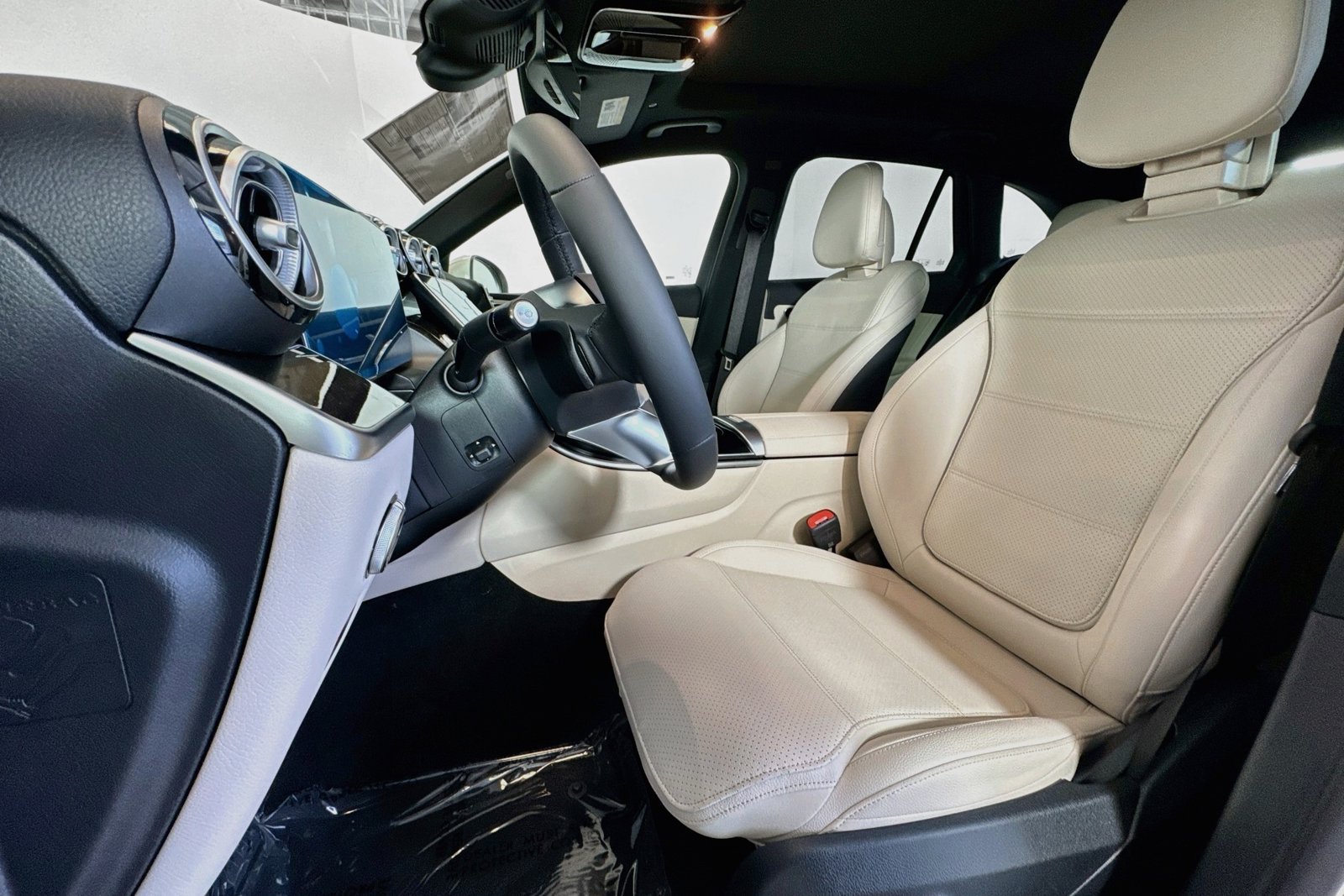 New 2026 Polar White Mercedes-Benz GLC 300 image 18