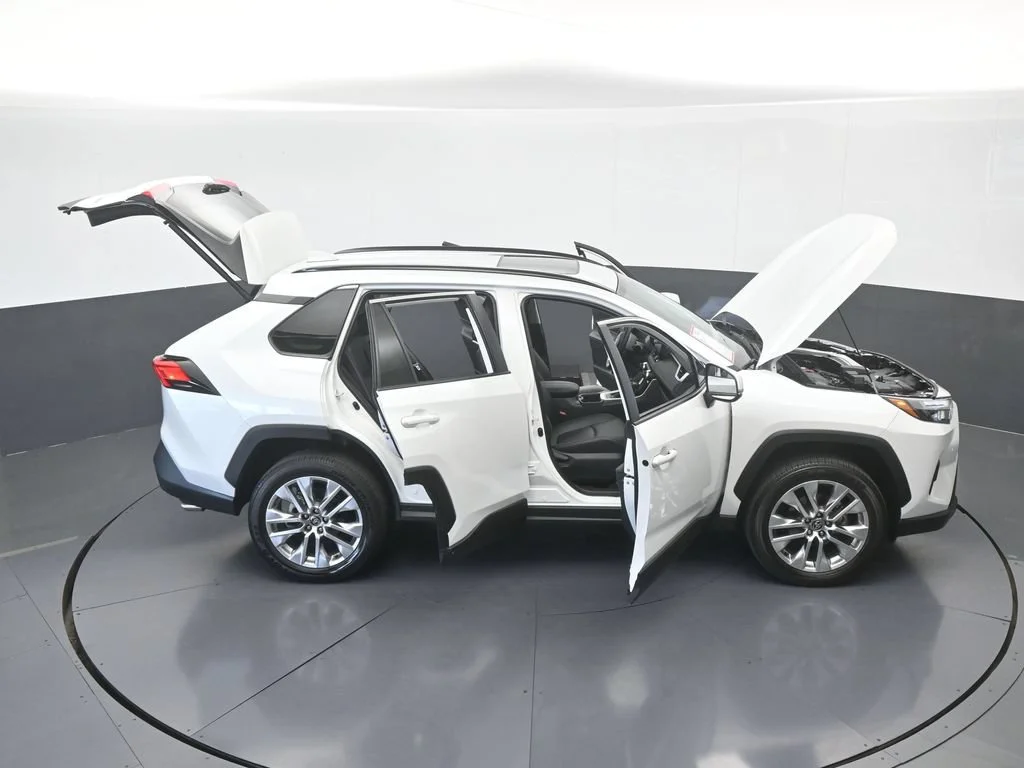Used 2025 White Toyota XLE Premium image 66