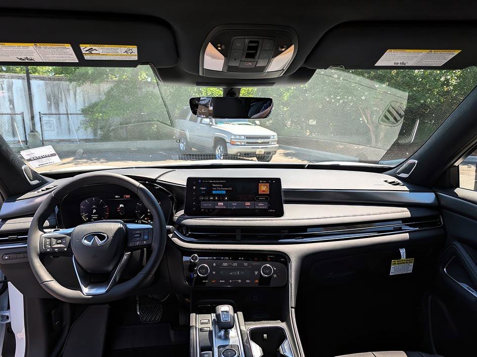 New 2027 2T RAD WHT INFINITI SPORT image 19