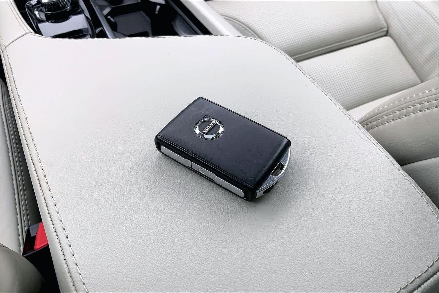 Used 2024 Onyx Black Metallic Volvo Ultimate Bright Theme image 15
