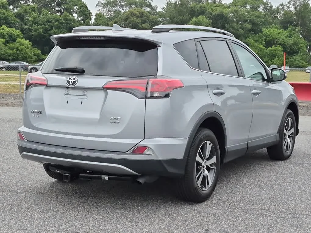 Used 2017 Silver Sky Metallic Toyota XLE image 5