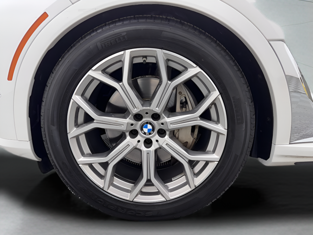 Used 2025 White Metallic BMW xDrive40i image 41