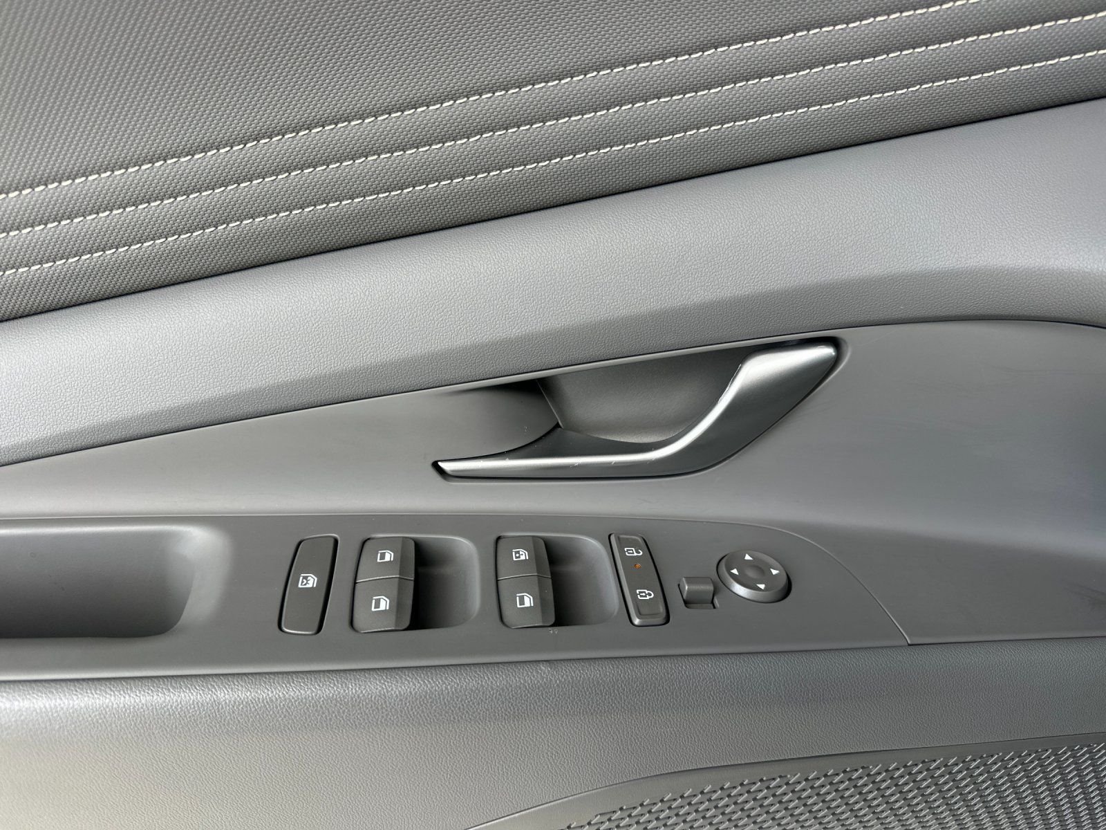 Used 2025 Gray Hyundai SEL Sport image 10