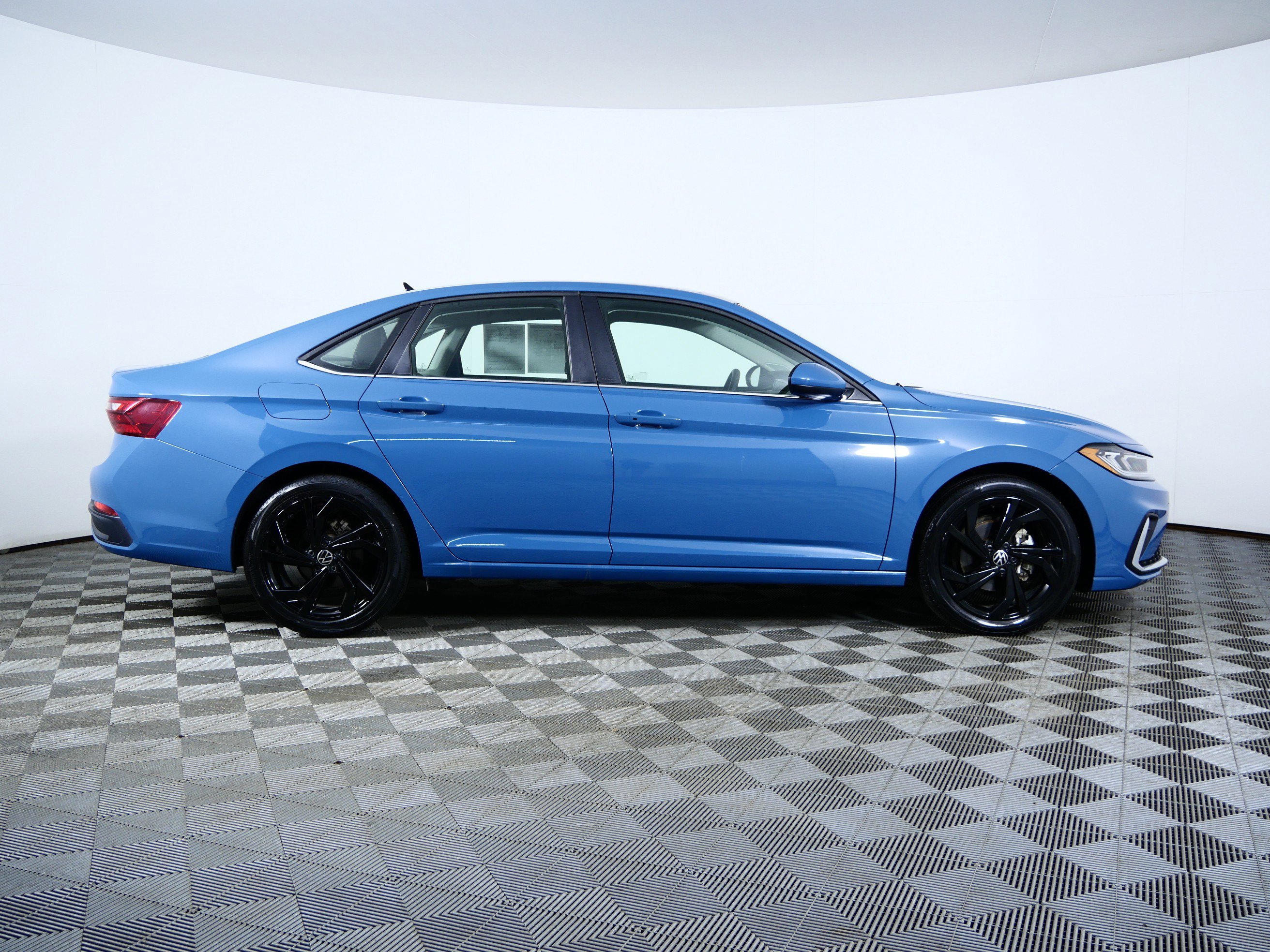 Used 2025 MONTERY BLUE Volkswagen SE image 8