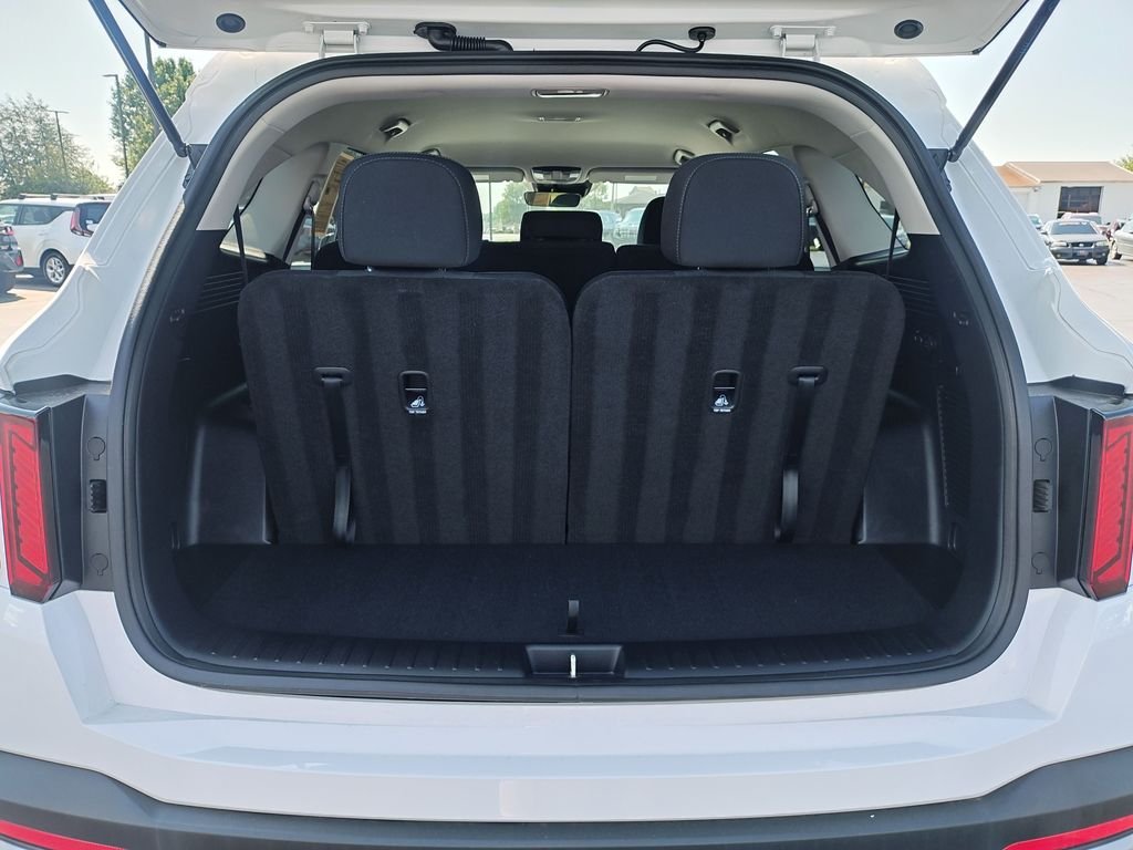 Used 2025 White Kia LX image 9