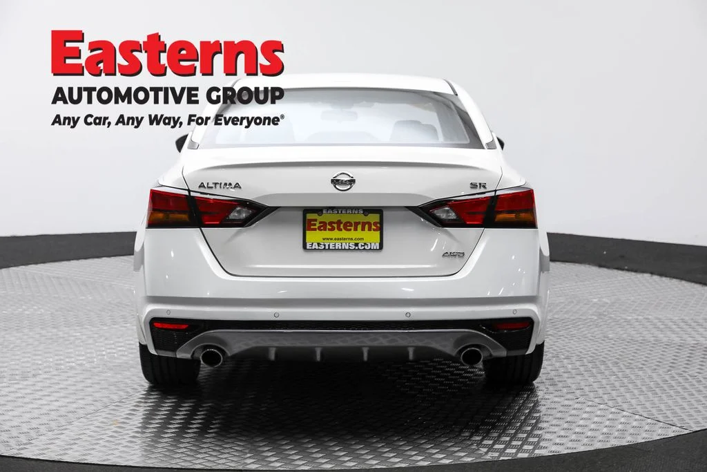 Used 2022 White Nissan 2.5 SR image 6