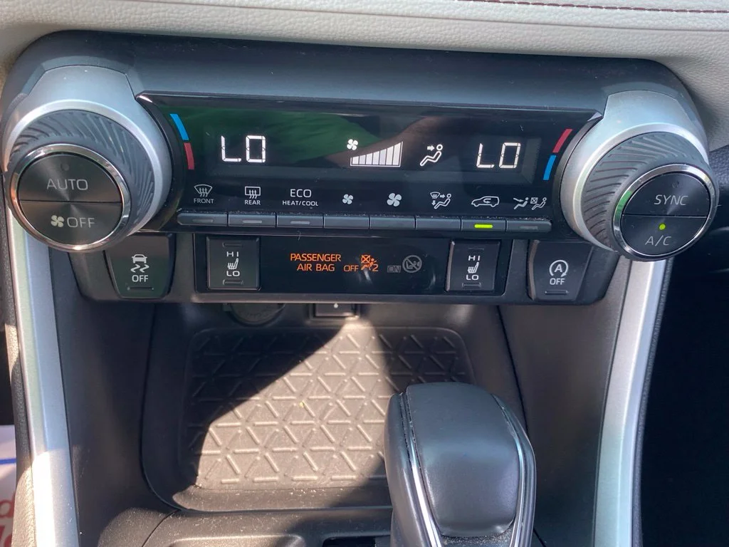 Used 2020 Silver Toyota XLE Premium image 24