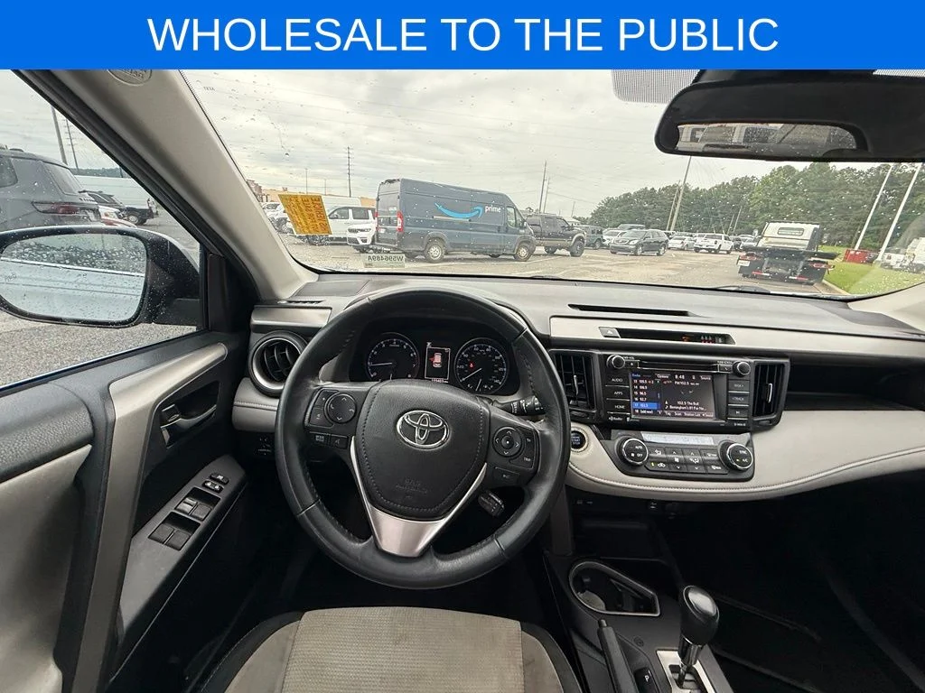 Used 2018 Silver Toyota XLE image 9