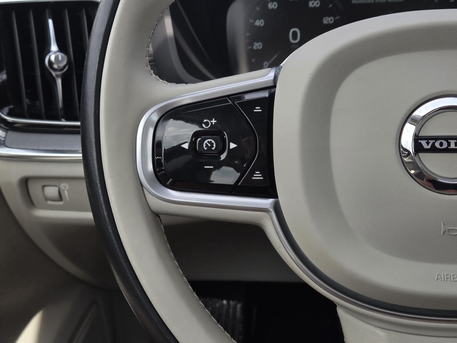 Used 2022 Crystal White Metallic Volvo Inscription image 18