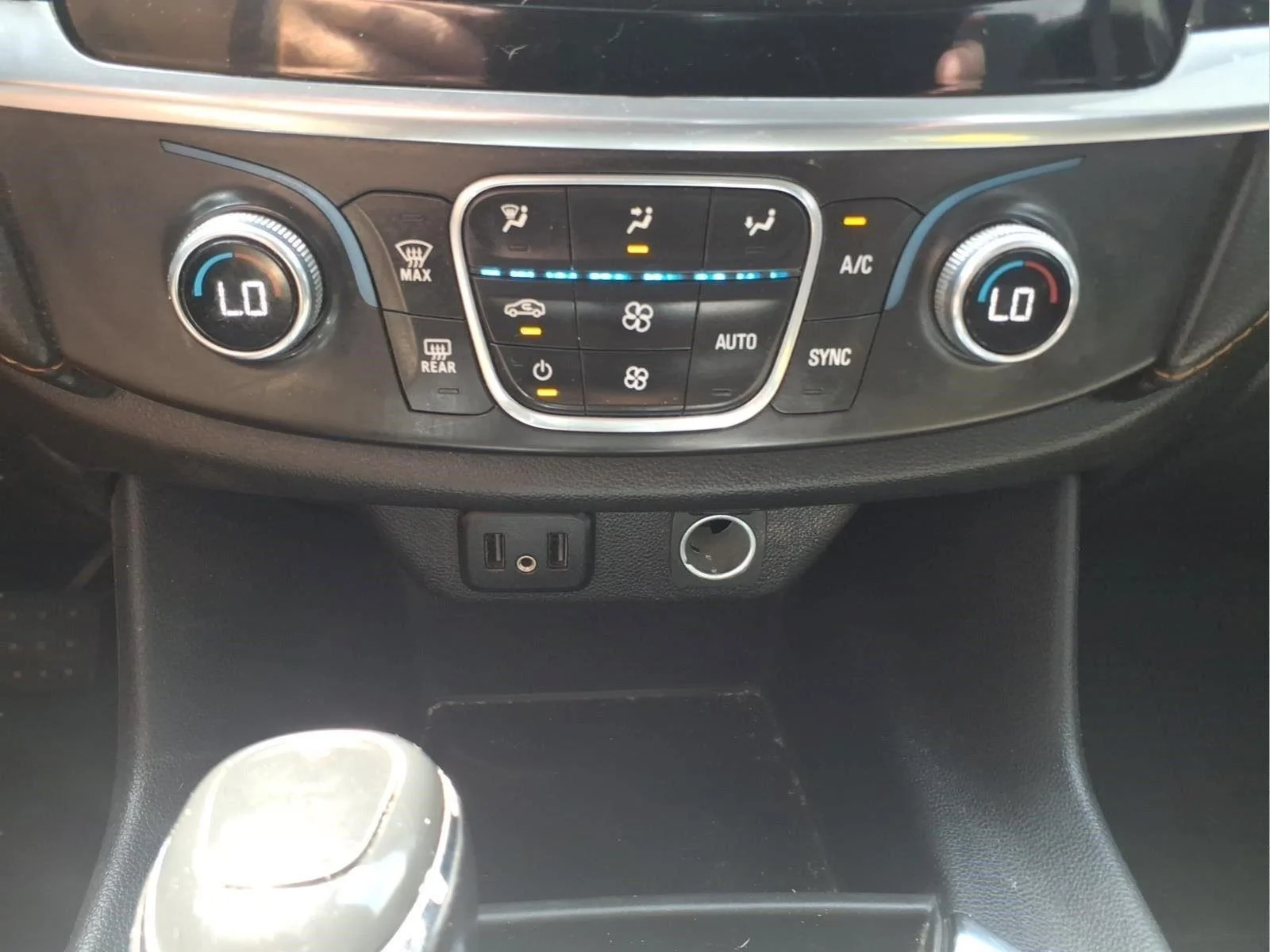 Used 2020 GRAPHITE METALLIC Chevrolet LT Cloth image 25