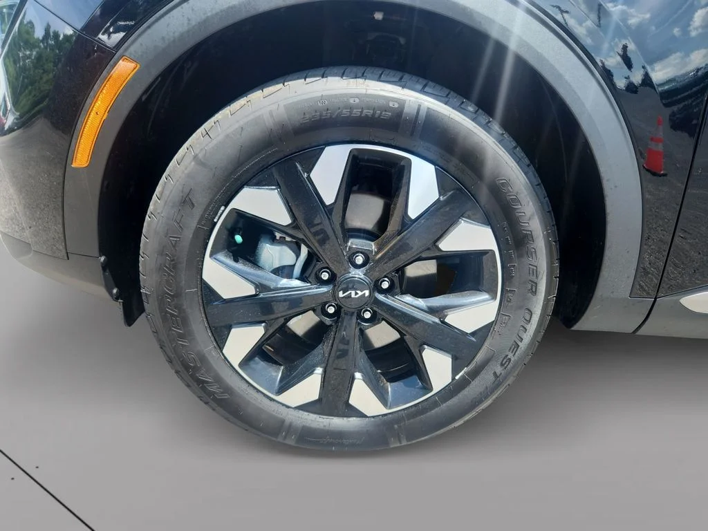 Used 2024 Black Kia X-Line image 9