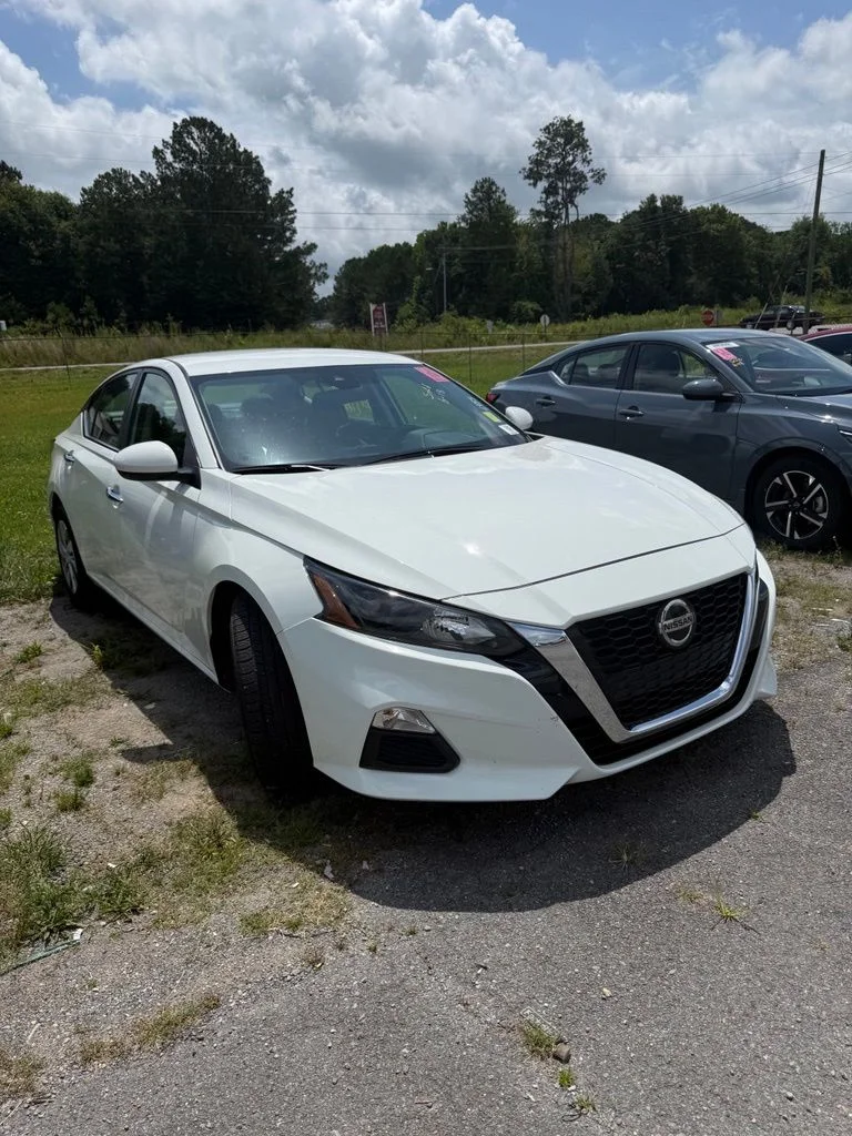 Used 2022 White Nissan 2.5 S image 4