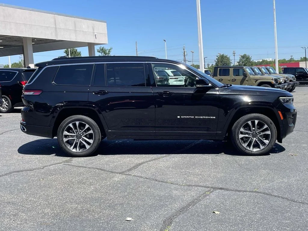 New 2025 Diamond Black Crystal Pearl-Coat Exterior Paint Jeep Overland image 9