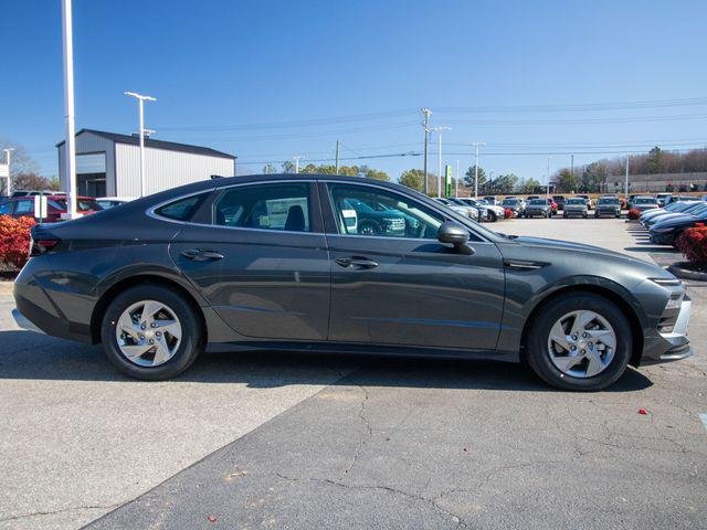 New 2026 Gray Hyundai SE image 4