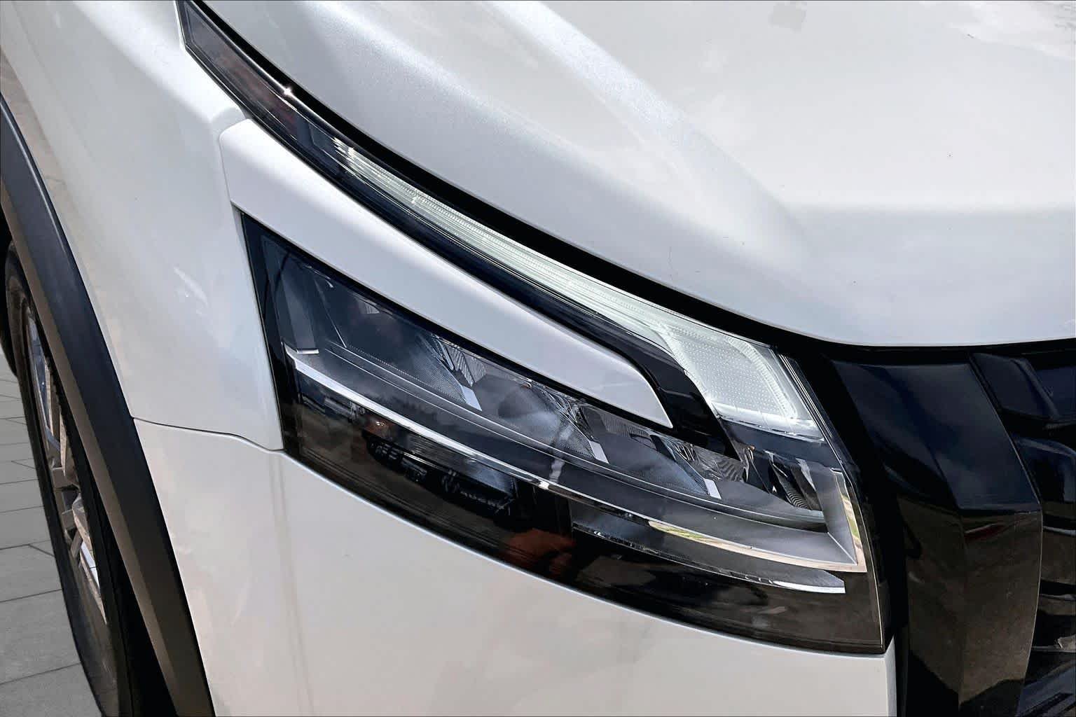 Certified Used 2023 Pearl White Tricoat/Super Black Nissan SL image 26