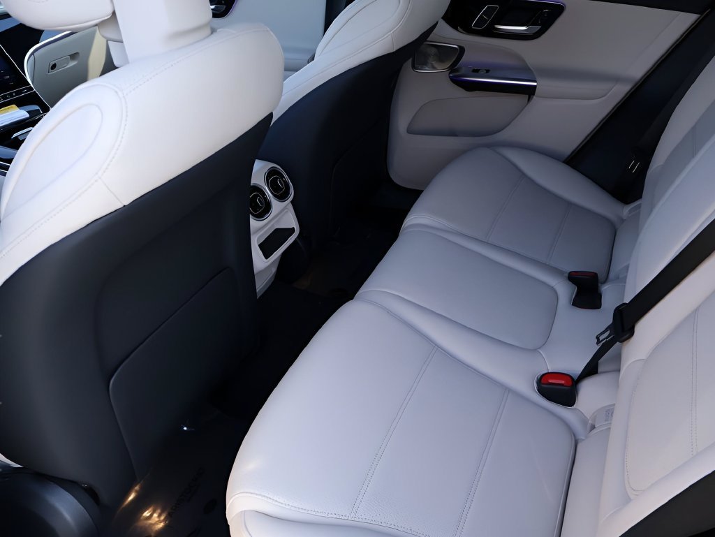 Used 2026 MANUFAKTUR Moonlight White Metallic Mercedes-Benz GLC 300 image 20
