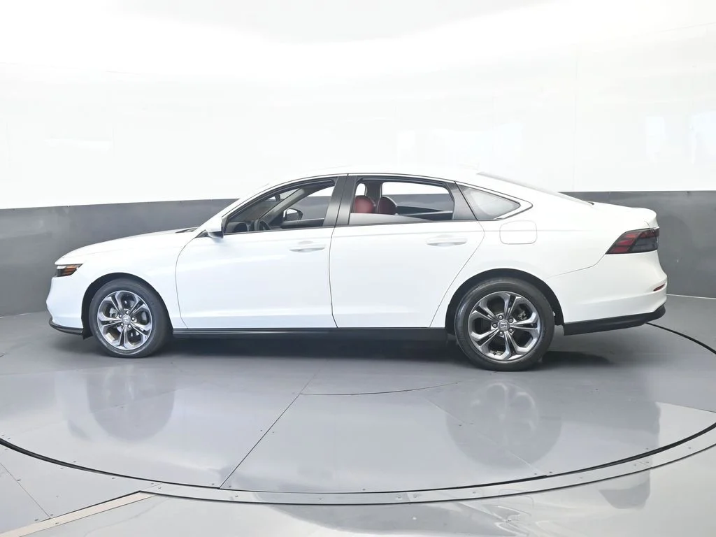 Used 2023 Platinum White Pearl Honda EX image 3