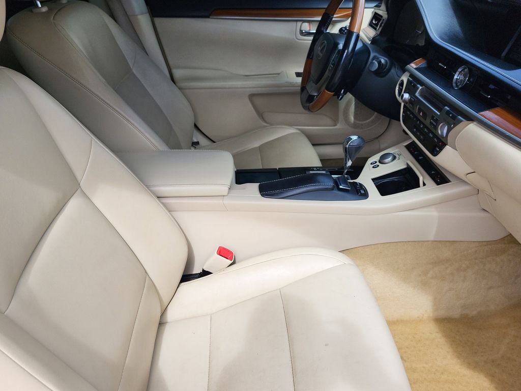 Used 2013 Red Lexus 300h image 14