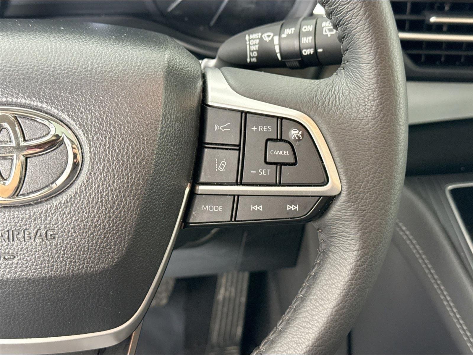 Used 2026 Wind Chill Pearl Toyota XLE 8-Passenger image 20