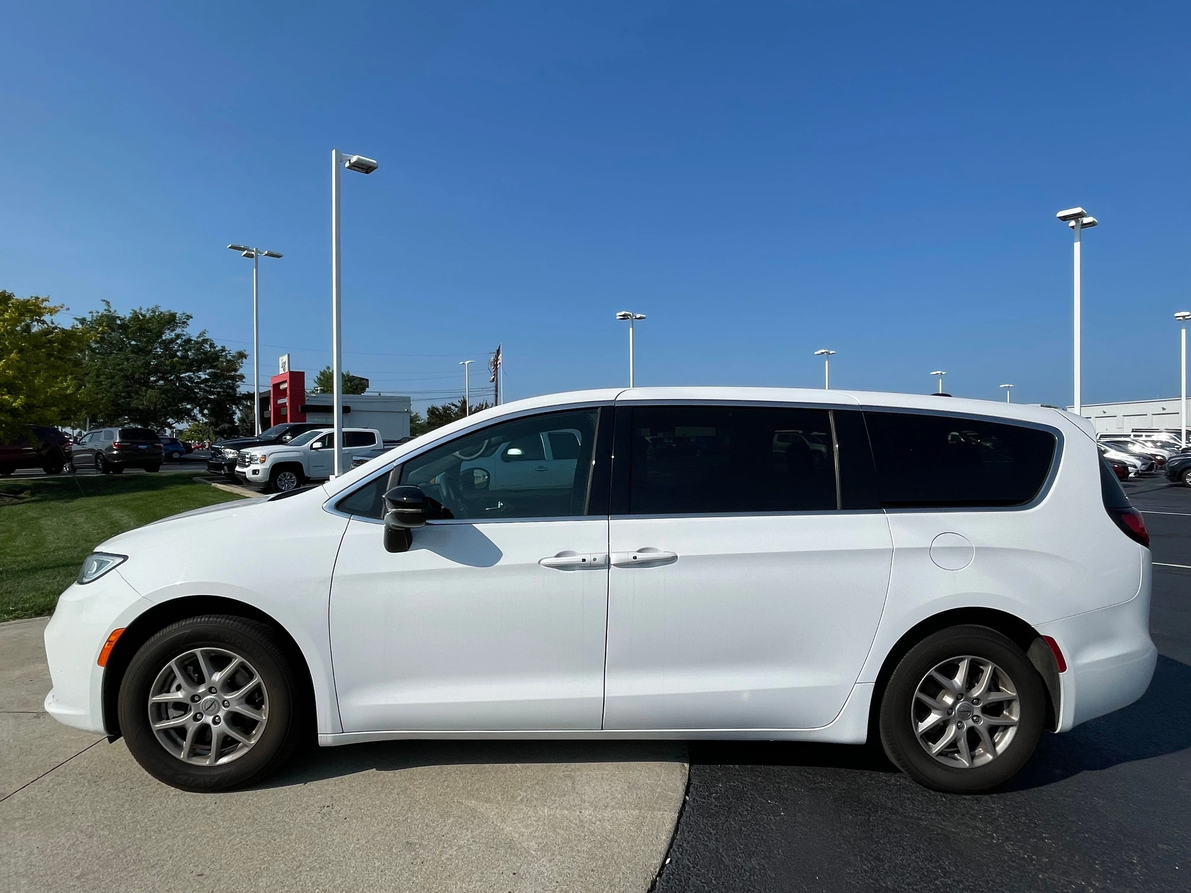 Used 2025 Bright White Clearcoat Chrysler Select image 4
