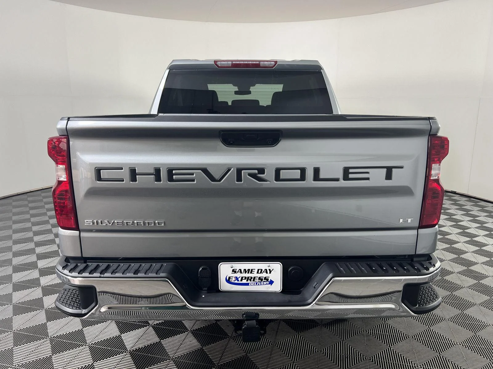 Used 2025 Sterling Gray Metallic Chevrolet LT (2FL) image 24