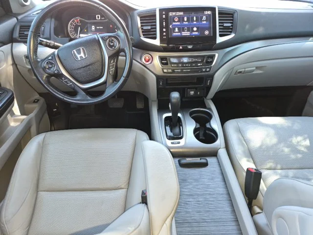 Used 2017  Honda RTL-T image 32
