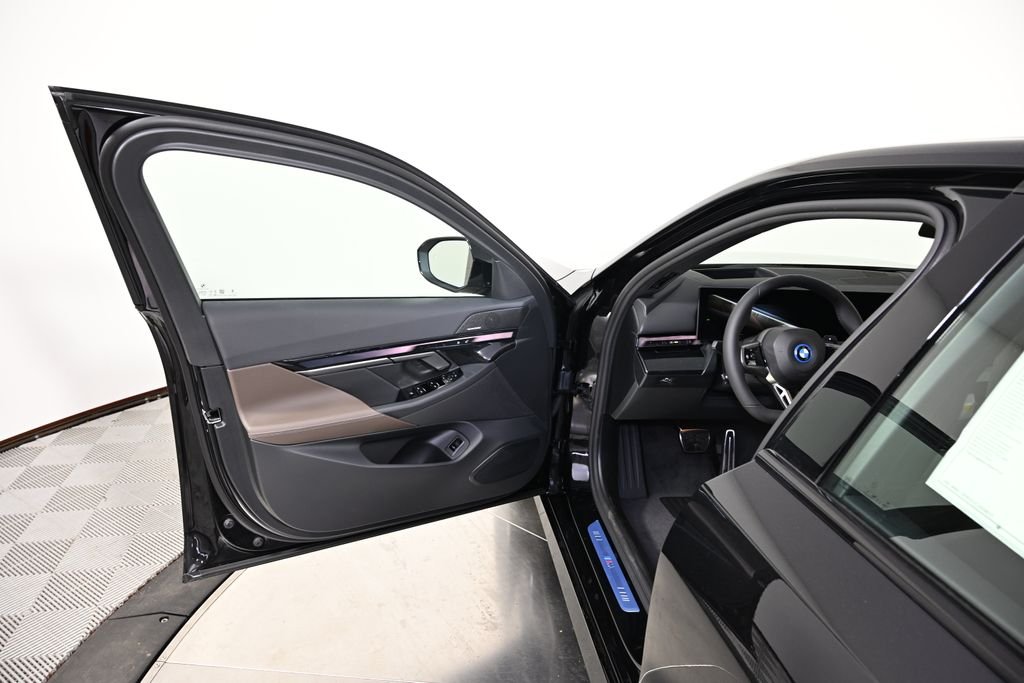 New 2027 Black Sapphire Metallic BMW 550e xDrive image 21