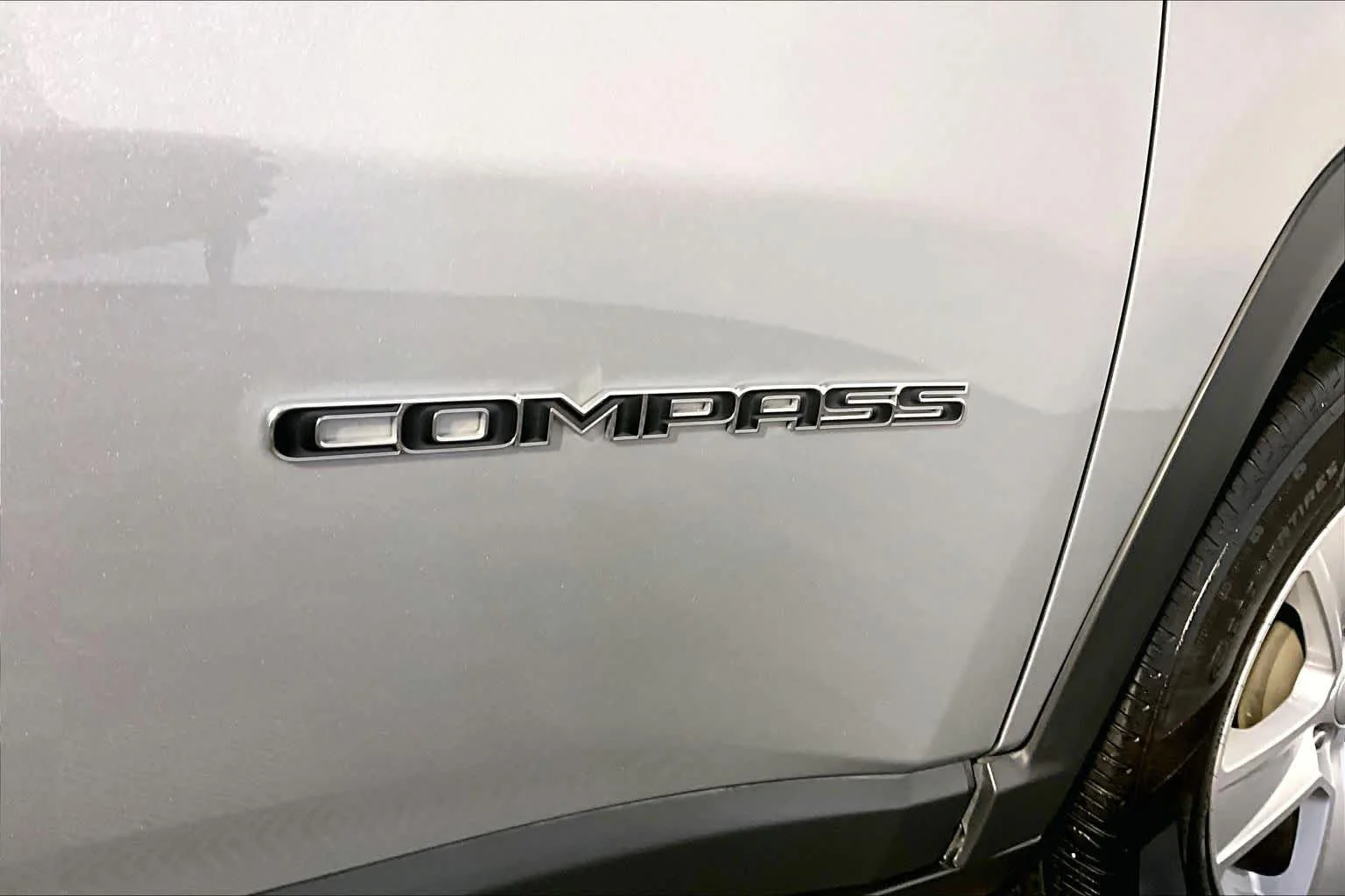 Used 2022 Billet Silver Metallic Clearcoat Jeep Latitude image 10
