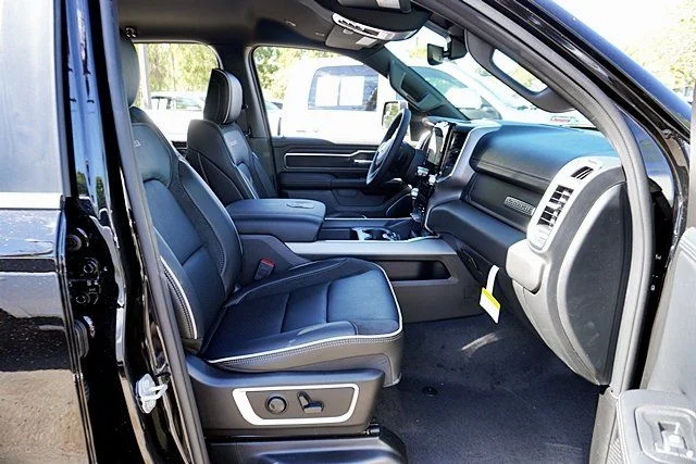 New 2026 Diamond Black Crystal Pearl-Coat Exterior Paint RAM Laramie image 15