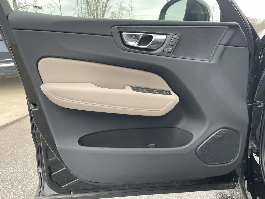 New 2026 Onyx Black Metallic Volvo Core image 5