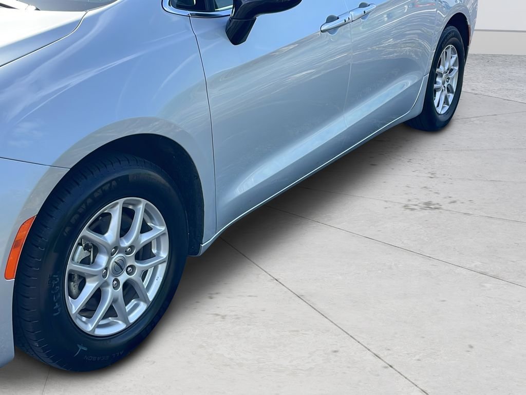 Used 2024 Silver Chrysler Touring L image 37