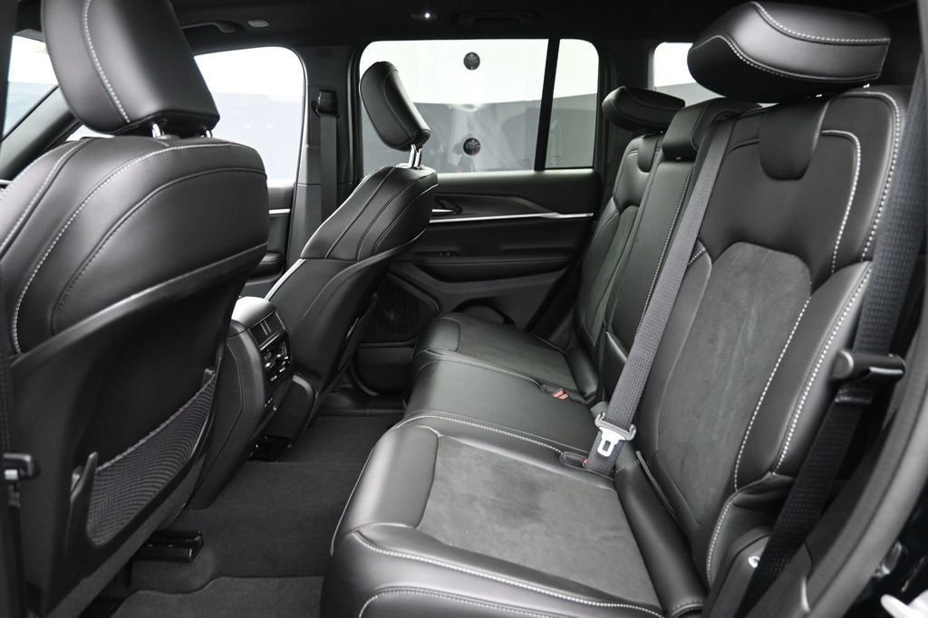 New 2026 Diamond Black Crystal Pearl-Coat Exterior Paint Jeep Altitude image 12