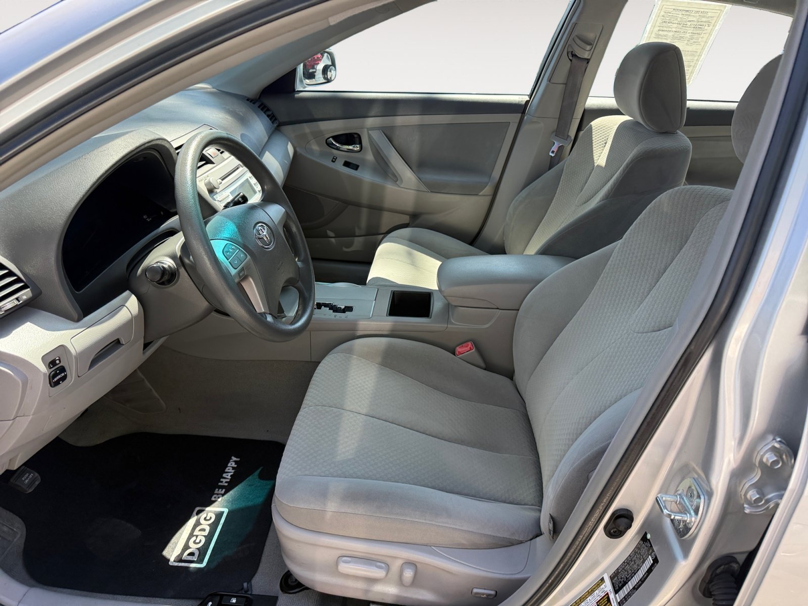 Used 2009 Silver Toyota LE image 10