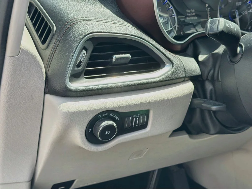 Used 2018 White Chrysler Limited image 10