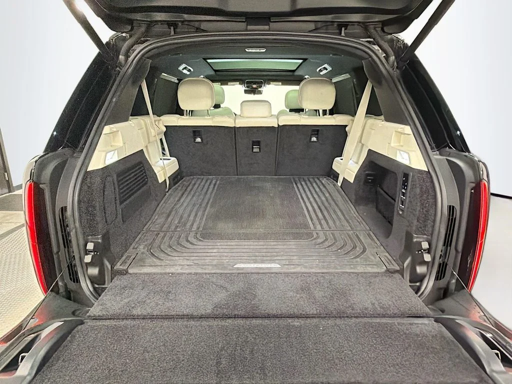 Used 2025 Black Land Rover SE image 27