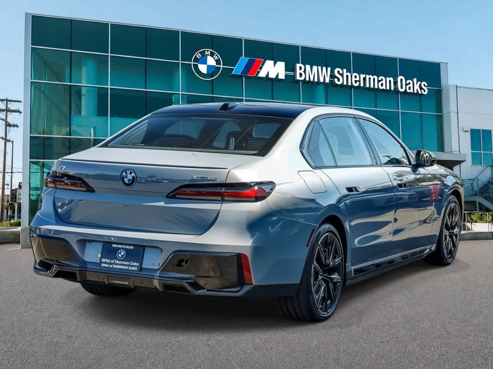 New 2026 Brooklyn Grey Metallic BMW xDrive60 image 4