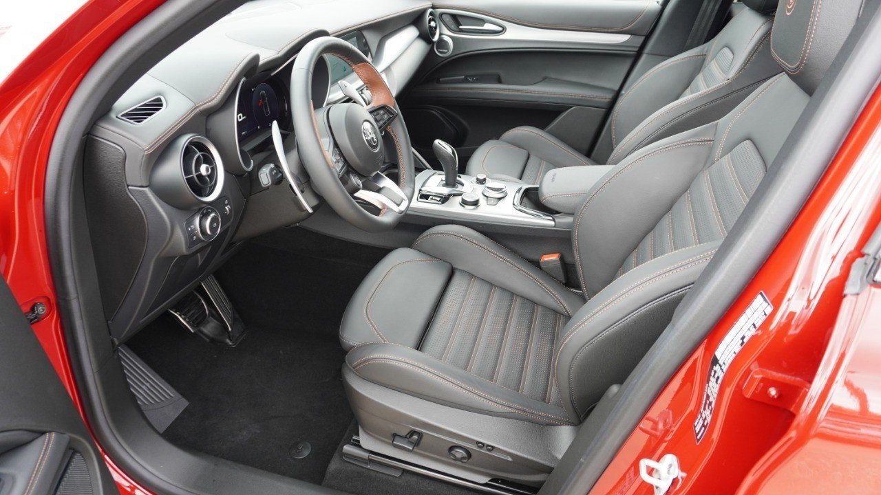 Used 2025 Red Alfa Romeo Intensa image 13