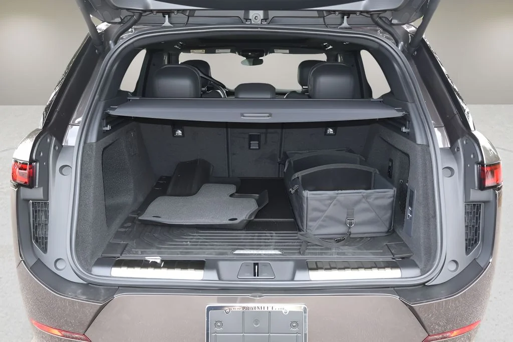 New 2026 Charente Grey Land Rover Dynamic SE image 15