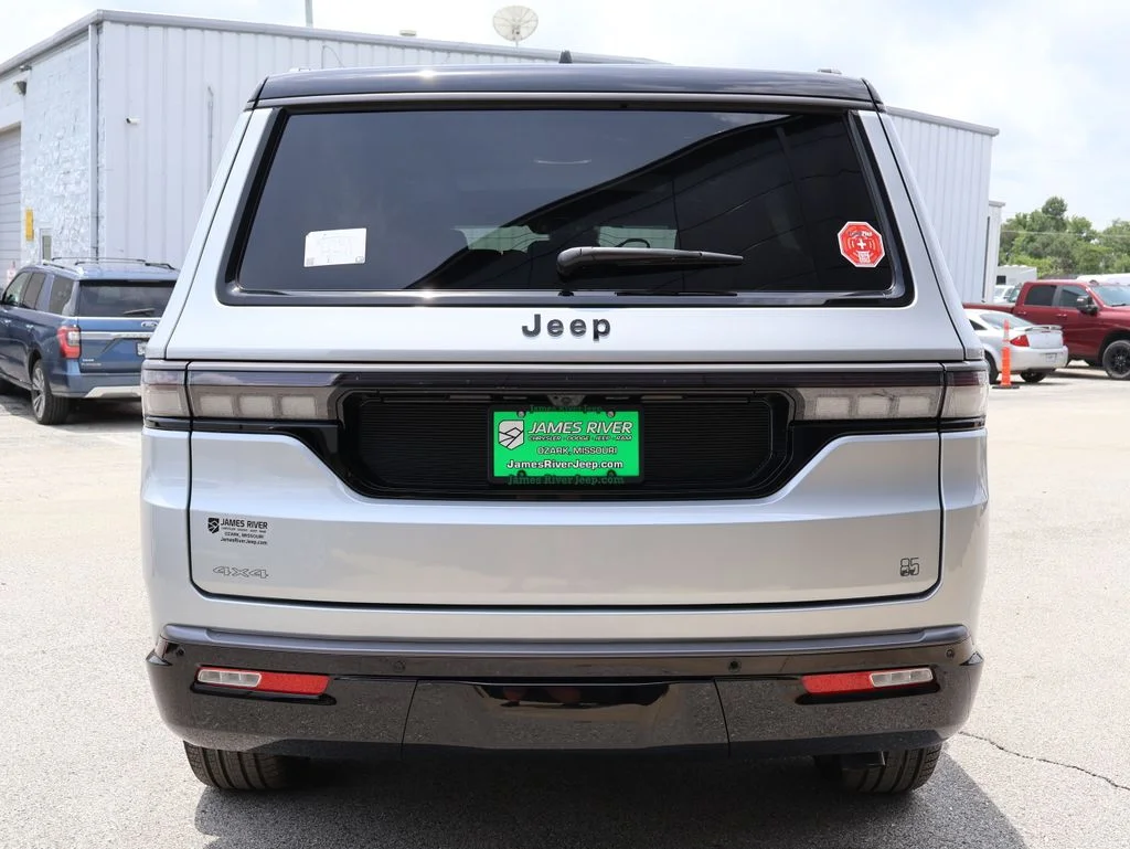 New 2026 Silver-Zynith Exterior Paint Jeep  image 4