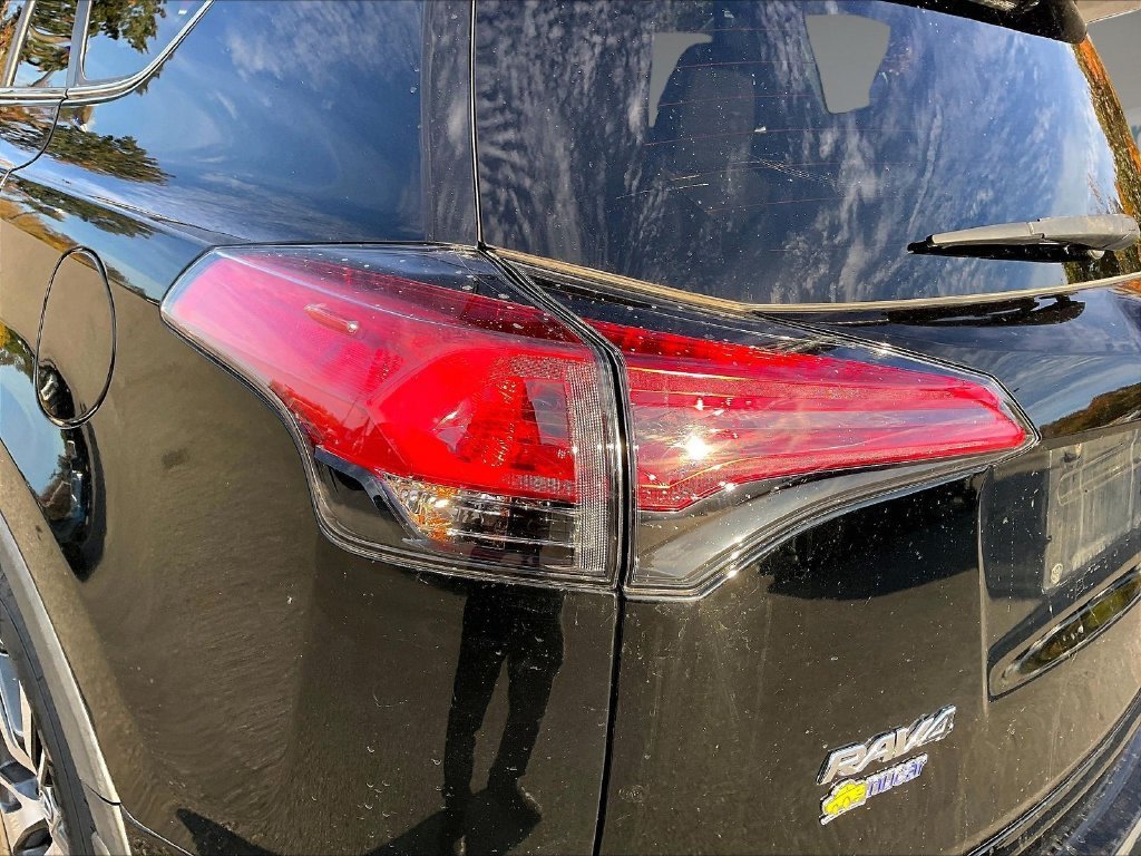Used 2018 Black Toyota XLE image 30