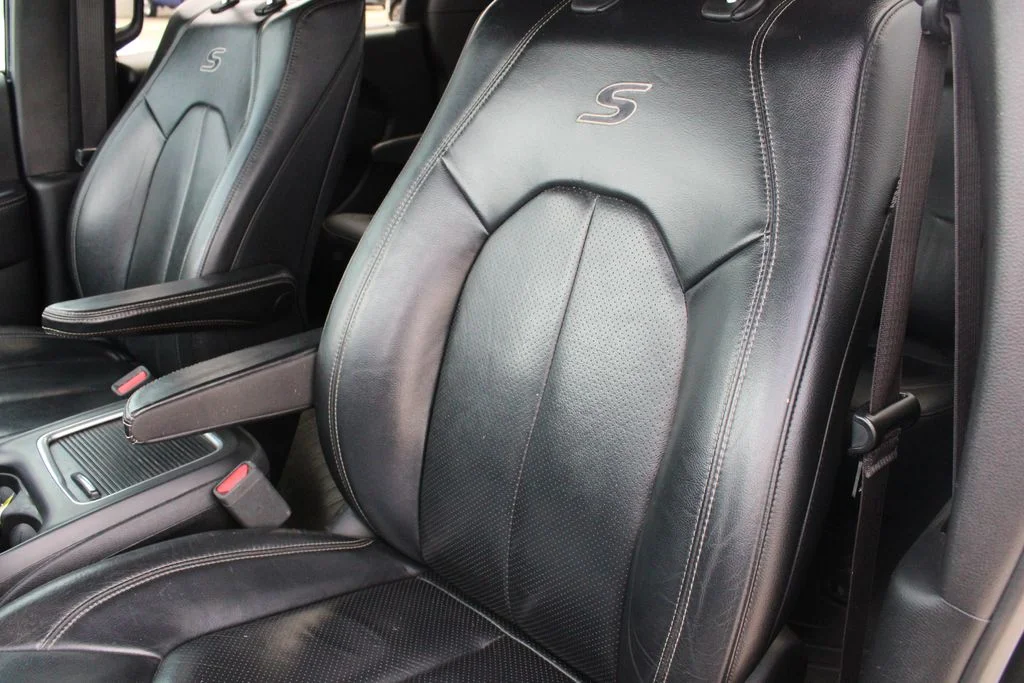 Used 2019 Black Chrysler Touring L Plus image 5