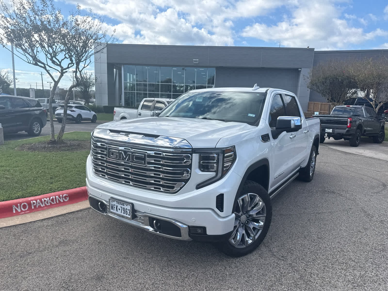 Used 2022 White Frost Tricoat GMC Denali image 4