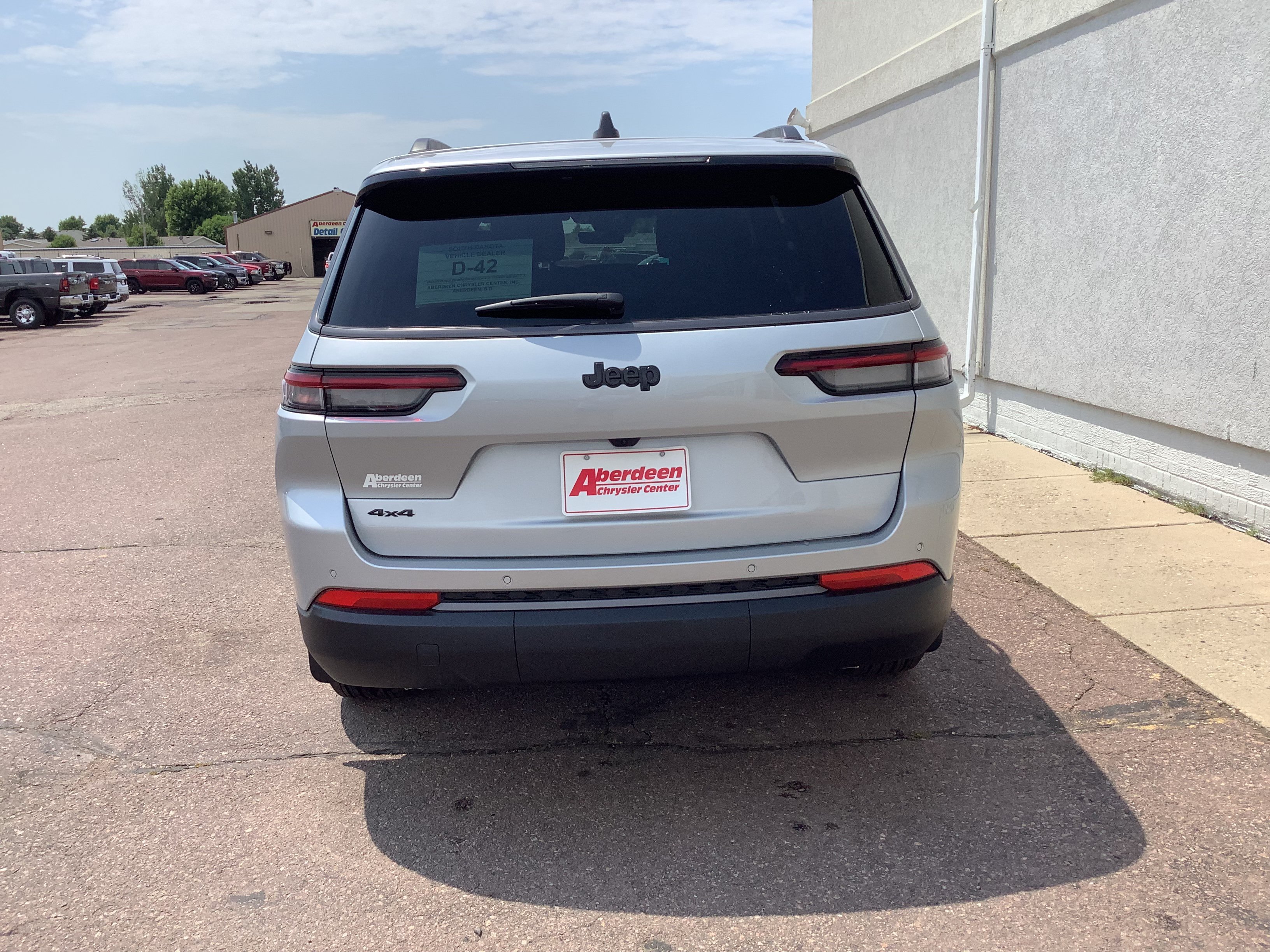 New 2026 Silver Zynith Exterior Paint Jeep Altitude image 5